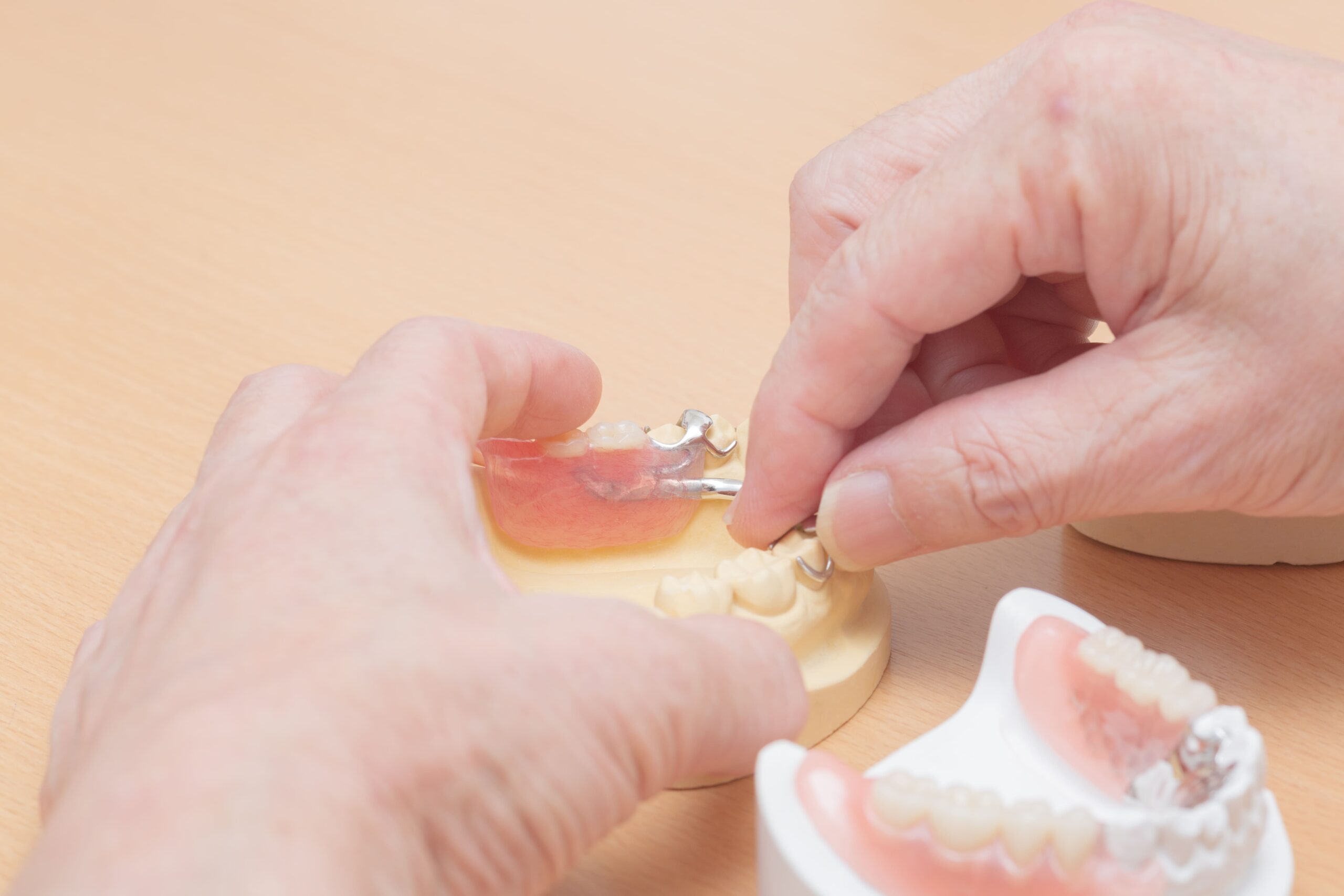 悪い噛み癖・顎のずれを改善してから総入れ歯を作ります