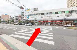 交差点を渡ります。