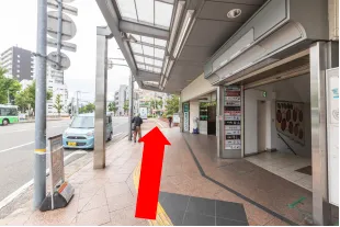 交差点を渡った後、左に進みます。