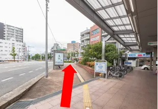 Y字路を左斜めに進みます。