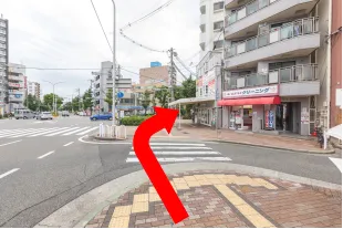 不動産屋が右手に見えたら、右に曲がります。