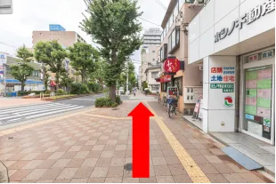 約300mほど右手に医院が見えるまでまっすぐ進みます。