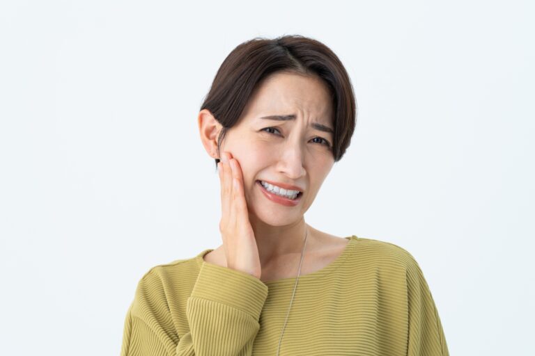 吸着力だけでは、本当に安定する入れ歯は作れない