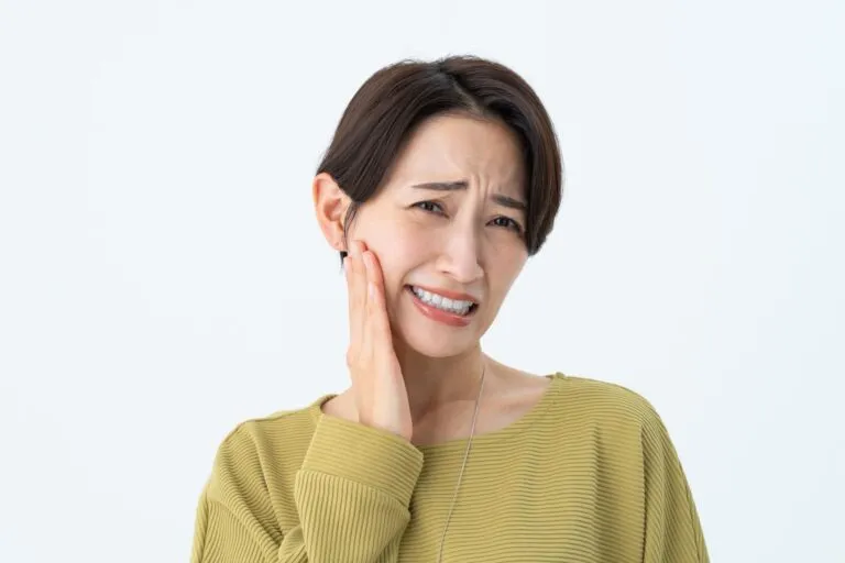 吸着力だけでは、本当に安定する入れ歯は作れない