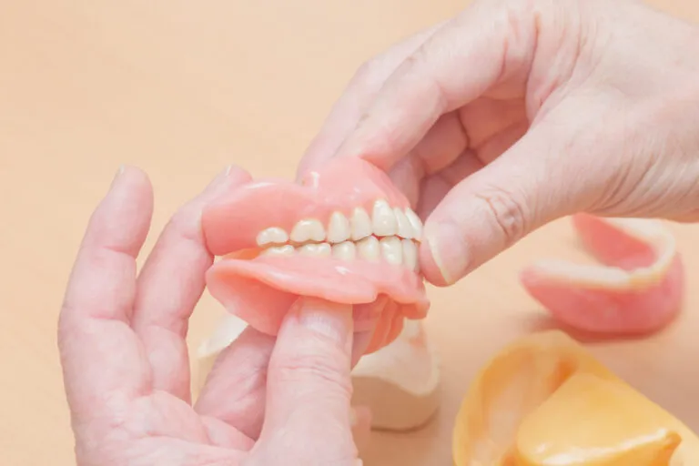「痛くない」「外れにくい」を叶えるシリコンの総入れ歯